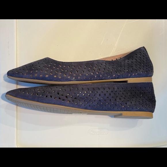 Deltan slip on shoe.  The size is a 7M. - Picture 3 of 5